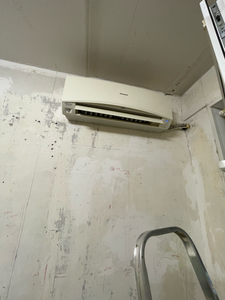 Проведена очистка фильтров, устранение загрязнений на вентиляторе и теплообменнике, проверка дренажной системы, дезинфекция внутренних элементов, восстановление функциональности устройства.