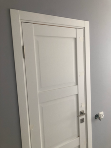 Установлен замок в деревянную дверь. Выполнены вырезы под механизм и ручку, закреплены элементы, проверена работоспособность. Дверь закрывается плавно, без заеданий.