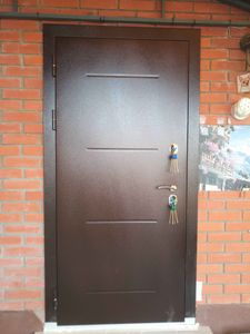 Установлена металлическая дверь, закреплена в проеме, отрегулированы петли, проверена работа замков, выполнена герметизация швов, обеспечена надежная фиксация конструкции.