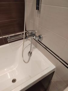 Установлено сантехническое оборудование: подключен смеситель, подведены трубы, закреплены элементы на стене, проверена герметичность соединений, протестирована работоспособность системы.