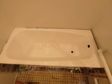 Обновлена поверхность старой ванны: устранены дефекты, нанесено новое покрытие, обеспечивающее гладкость и блеск. Обновление завершено, изделие выглядит как новое.