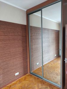 Заменены ролики, отрегулированы направляющие, устранены скрипы, восстановлена плавность хода, обновлены крепления, проверена фиксация, улучшена герметичность, очищены поверхности.