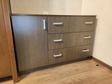 Собран шкаф с дверцами и ящиками, установлены ручки, выровнены фасады, закреплены петли, проверена устойчивость, обеспечена плавность выдвижения, проверена надежность конструкции.