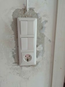 Установлено новое осветительное устройство, подключены провода, проверена работа. Закрепление выполнено надежно, обеспечена безопасность и функциональность.