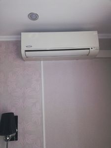 Проведена очистка фильтров, дезинфекция внутренних элементов, устранение пыли с поверхности, проверка дренажной системы, восстановление работоспособности устройства.