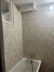 Завершена облицовка стен кафелем с узором, обеспечивающая водостойкость и эстетичный вид. Установлена сантехника, обеспечена герметизация швов, что создает комфорт и долговечность.