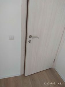 Выполнена установка запирающего механизма в деревянное полотно. Аккуратно вырезано отверстие, закреплены ручки, проверена работоспособность. Дверь закрывается плавно и надежно.