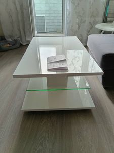 Собран современный стол: установлены ножки, закреплены полки, проверена устойчивость, прикреплены декоративные элементы. Все детали надежно зафиксированы, поверхность ровная, без дефектов.