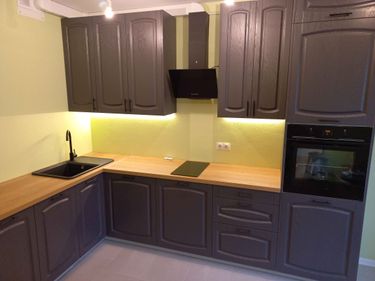 Установлены шкафы, закреплены фасады, смонтирована столешница, подключена мойка, встроена техника, установлена вытяжка, проведено освещение. Завершена сборка и монтаж всех элементов.