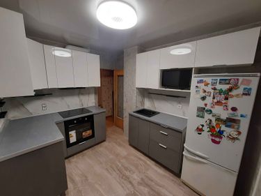 Проведена установка новой розетки на кухне, подключение к сети, проверка работоспособности, монтаж в удобном месте, соблюдение всех норм безопасности и аккуратное завершение работ.