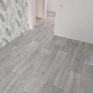 Покрытие ровно уложено на подготовленное основание, стыки аккуратно соединены, поверхность гладкая и без дефектов, создавая единый стильный вид в помещении.