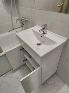 В ванной комнате установлено зеркало над раковиной. Закреплено надежно, выровнено по уровню, без видимых крепежей. Гармонично вписывается в интерьер, создавая ощущение простора.