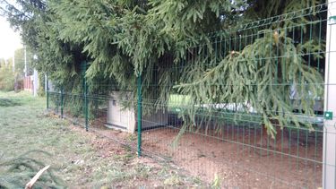 Установлен металлический забор вокруг участка, обрезаны ветви деревьев, убраны остатки растительности. Территория очищена, обеспечена безопасность и эстетичный вид.