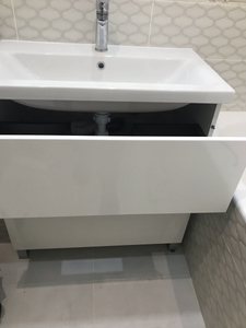 Установлен новый кран под раковиной, обеспечивающий надежное перекрытие воды. Старый элемент демонтирован, произведена герметизация соединений, проверена функциональность системы.