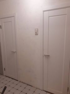 Установлена новая межкомнатная дверь, выполнена регулировка петель, закреплены ручки, произведена подгонка коробки, обеспечена плавность закрывания, завершена отделка наличников.