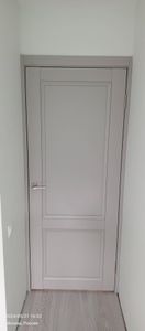 Установлена складная дверь, закреплены направляющие, створки соединены, обеспечена плавная работа механизма. Проведена регулировка, проверена надежность креплений и герметичность.