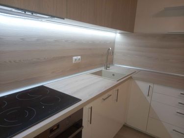 Выполнен точный раскрой кухонной поверхности для установки варочной панели и мойки, обеспечено плотное прилегание к стенам, аккуратная отделка краев, гармоничное сочетание с интерьером.