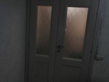 Установлен замок в деревянную дверь, выполнены отверстия для механизма, закреплены ручки, проверена функциональность. Работа завершена, дверь закрывается и открывается плавно.