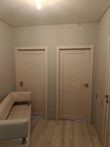 Установлен замок в дверь: вырезано отверстие, закреплена фурнитура, проверена работа механизма. Дверь закрывается плавно, ручка функционирует корректно.