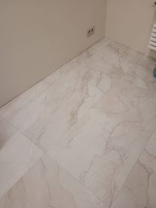 Устройство двухкомпонентной затирки в межплиточных швах