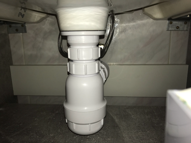 Проведена установка сантехнического оборудования, подключены трубы, закреплены крепежи, проверена герметичность соединений, выполнена отделка, обеспечена функциональность системы.