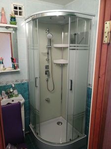 Удалена старая ванна, установлена современная душевая кабина. Проведены работы по подключению водоснабжения и герметизации швов. Обновлен интерьер санузла, добавлены полки для удобства.