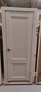 Установлена новая одностворчатая дверь, закреплены петли, врезан замок, отрегулирована фурнитура. Проведена проверка на плавность открывания и закрывания, устранены зазоры.