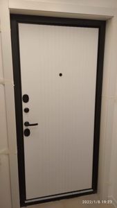 Установлена новая металлическая дверь: закреплена рама, навешено полотно, врезаны замки, установлены ручки и глазок, проведена регулировка, проверена герметичность и плавность закрывания.