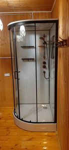 Установлено ограждение с дверцами, подключены гидромассажные форсунки, закреплены полки, подведены коммуникации, проверена герметичность, отрегулированы элементы, завершена сборка.