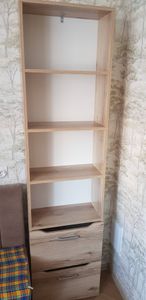 Собран деревянный стеллаж с полками и ящиками. Установлены крепления для устойчивости. Работа выполнена аккуратно, конструкция надежная, готова к использованию.