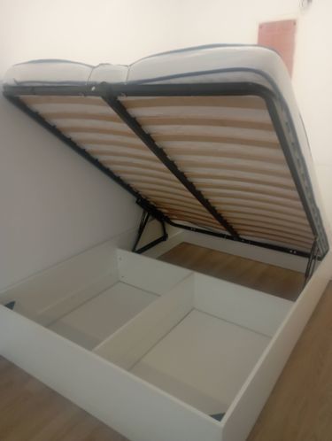 Собран каркас кровати с подъемным механизмом, установлено основание для матраса, закреплены боковые панели, проверена устойчивость конструкции, обеспечена функциональность подъемного механизма.