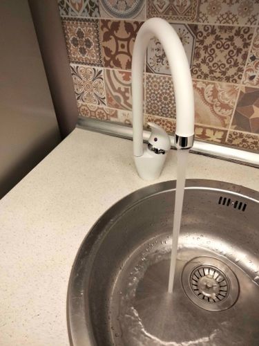 Установлен новый кран на кухне. Подключены все коммуникации, обеспечен доступ к воде. Проверена герметичность соединений, функционирование проверено, утечек нет.