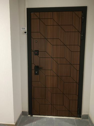 Была произведена замена замка, отрегулированы петли, улучшена изоляция, обновлена отделка, устранены скрипы, проверена работоспособность всех механизмов, усилена рама, восстановлена герметичность.