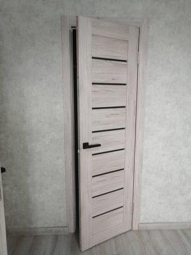 Установлена светлая створка с черными вставками, закреплена фурнитура, отрегулированы петли, проверена плавность открытия и закрытия, обеспечена надежная фиксация в проеме.