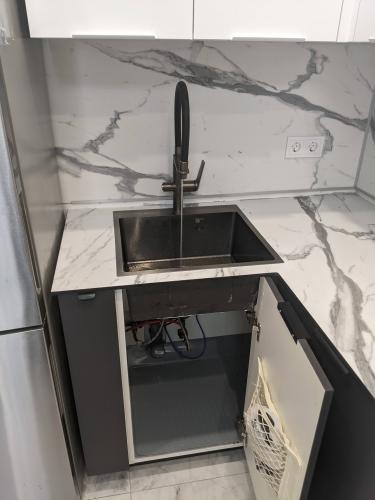 Установка и подключение крана и фильтра для питьевой воды Установка и подключение электрической варочной поверхности Установка и подключение смесителя