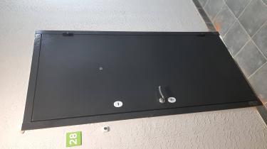 Установлена новая пластиковая дверь: произведены замеры, закреплена рама, навешено полотно, отрегулированы петли, установлены ручки и замок, проверена герметичность, завершена отделка откосов.