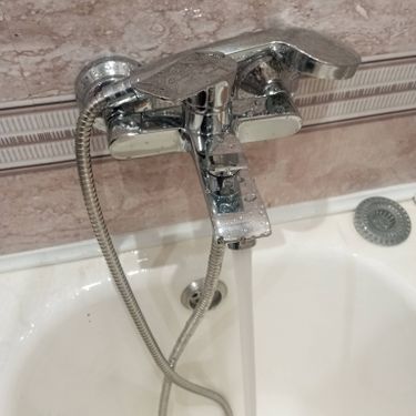 Установлен новый кран, обеспечивающий надежное перекрытие воды. Демонтирован старый элемент, произведена герметизация соединений, проверена работоспособность системы.