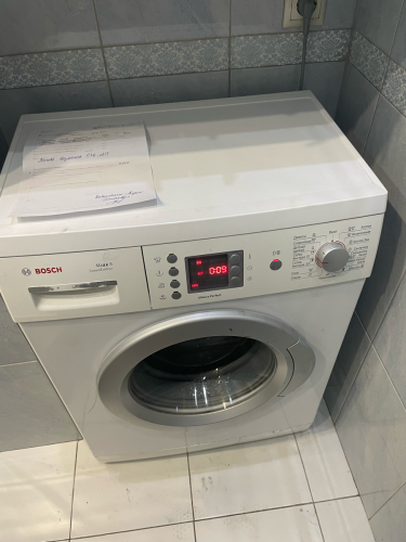 Проведена замена неисправного элемента в стиральной машине. Установлен новый насос, проверена его работоспособность, устранены протечки. Устройство собрано и протестировано.