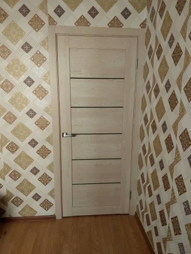 Установлен запорный механизм на внутреннюю дверь, выполнено аккуратное врезание, ручка закреплена, проверена работоспособность конструкции, обеспечена плавная работа.