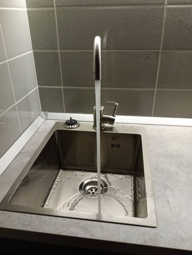 Установлено устройство для измельчения отходов под раковину, подключено к водопроводу и электросети, проверена работоспособность, обеспечена герметичность соединений и безопасность эксплуатации.