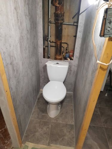 Установлен новый напольный унитаз, подключены коммуникации, проверена герметичность соединений, обновлено крепление к полу, проведена проверка работоспособности сливного механизма.