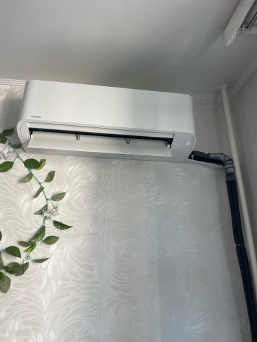 Была выполнена чистка фильтров, проверка системы охлаждения, устранение утечек хладагента, замена изношенных деталей, тестирование работы устройства, восстановление функциональности.