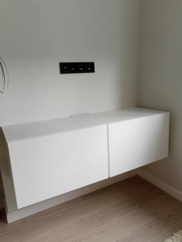 Картина аккуратно размещена на стене, выровнена по уровню, надежно закреплена с использованием крепежных элементов, гармонично вписывается в интерьер, создавая уютную атмосферу в помещении.