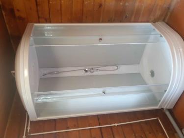 Установлена современная душевая кабина с прозрачными дверцами и удобным поддоном. Проведены необходимые коммуникации, обеспечено подключение к водопроводу, выполнена герметизация.