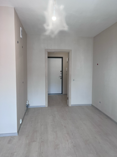 Стены обновлены, нанесен свежий слой краски, поверхность ровная, аккуратная. Создана атмосфера уюта, светлый оттенок придает комнате простор и гармонию.