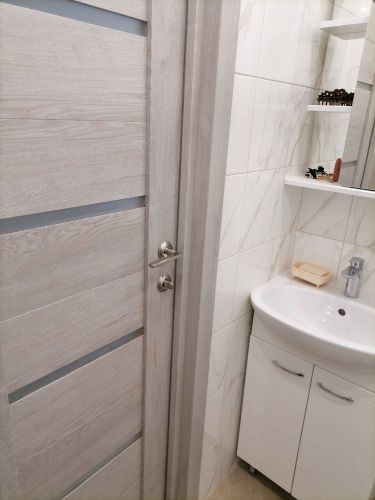 Установлены дополнительные элементы на дверной проем, обеспечивая плавный переход между стеной и дверью. Завершена работа по улучшению внешнего вида и функциональности конструкции.