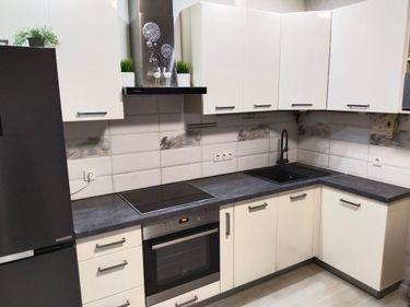 Установлена новая столешница из ДСП, выполнены точные замеры, произведена подгонка, закреплены крепежи, вырезаны отверстия для мойки и варочной панели, герметизация швов завершена.