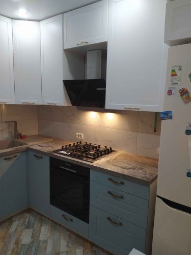 Установлены шкафы, закреплены фасады, смонтирована столешница, врезана варочная панель, подключена вытяжка, установлена мойка, выполнен монтаж фурнитуры, подключены светильники.