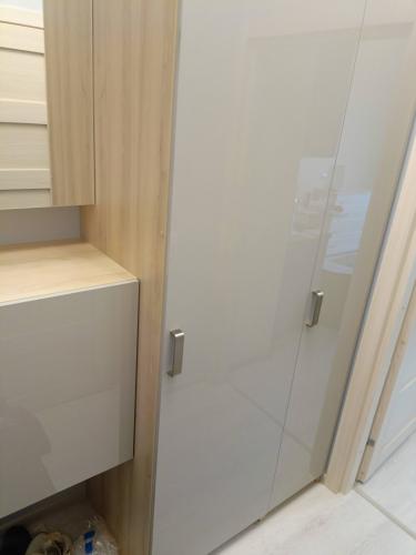 Обновлены дверцы, установлены новые ручки, заменены панели. Поверхности приобрели современный вид, улучшена функциональность, обеспечена эстетика. Завершено обновление интерьера.