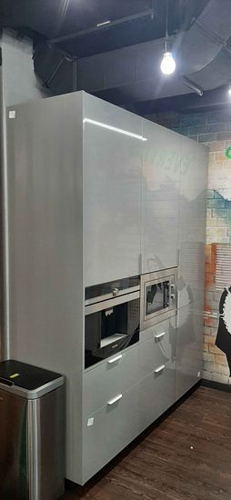 Установлены шкафы, закреплены фасады, вмонтирована техника, подключены коммуникации, уложена столешница, отрегулированы дверцы, проверена функциональность, завершена сборка кухни.